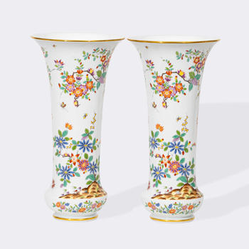 Pair of flute vases with chinoiseries in H?roldt style.