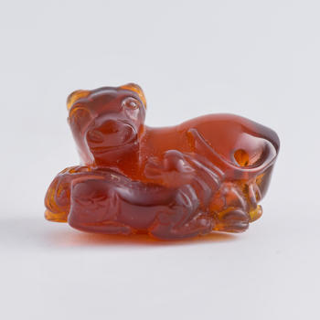 十九世紀 琥珀子母牛掛墜（附錦盒）  A Chinese amber pendant of a cow and a calf