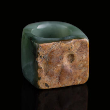 清代 翡翠扳指  A Chinese jadeite archer's ring