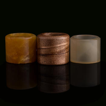 清代 瑪瑙及料器扳指三個(gè)  Two Chinese agate and a glass archer's ring
