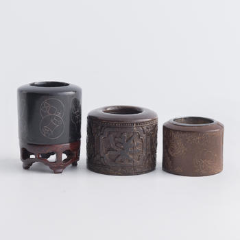 清代 各式扳指三個(gè)（附木座）  Three assorted Chinese archer's rings