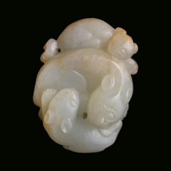 十八/十九世紀 玉雕三獾掛墜  A Chinese carved jade pendant of three badgers