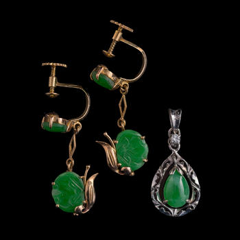 金屬鑲翡翠耳環(huán)一對及金屬鑲翡翠吊墜  A pair of Chinese jadeite-set metal earrings and a pendant