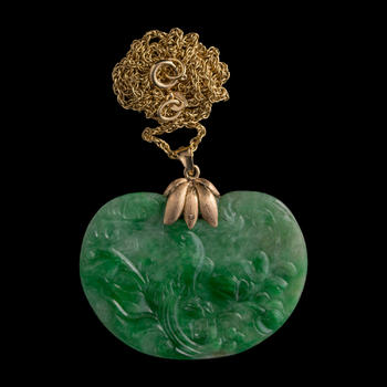 清代 翡翠如意頭形佩配金屬鏈  A Chinese necklace with ruyi-head-form jadeite pendant