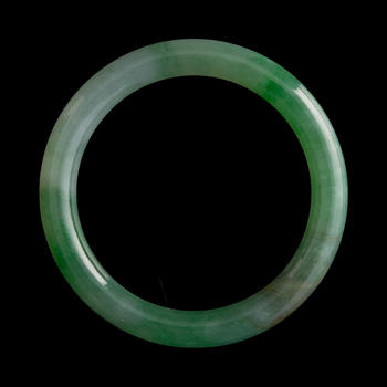 清代 翡翠手鐲  A Chinese jadeite bangle