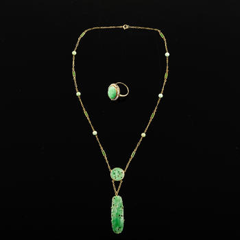 民國(guó) 翡翠項(xiàng)鍊及戒指  A Chinese jadeite necklace and a jadeite-set ring
