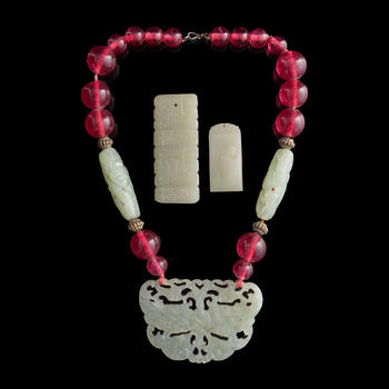 清代或更晚 料珠串玉項(xiàng)鍊及玉佩兩件  A Chinese glass and jade necklace and two jade plaques