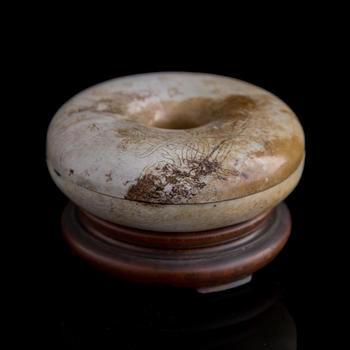 十八世紀 火燒玉雕花卉詩文手串盒（附原配硬木座）  A Chinese heat-altered jade bracelet box