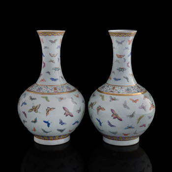 清光緒 粉彩百蝶賞瓶一對  A pair of Chinese famille rose 'hundred butterflies' shang vases