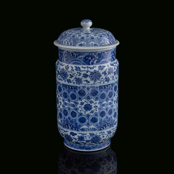 清乾隆 青花纏枝花卉冰淩錦紋壯罐  A Chinese blue and white 'scrolling flower' and 'ice-crack pattern' cylindrical jar