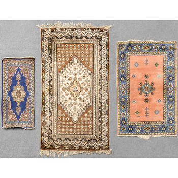 Tre tappeti di vari colori, sec.XX<br>cm.111x178,