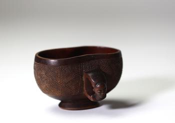 Suku ou Yaka, RDC, coupe sculpté orné d’une 
très belle tête, bois
Etat : ( un manque sur la base ) 
Hauteur : 7 cm
Largeur : 11,5 cm
Poids : 11