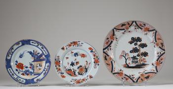 Lot de quatre assiettes en porcelaine chinoise d’exportation des XVIIIe et XIXe siècles, à décor Imari et famille rose de paysages, fleurs et oiseaux