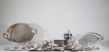 Important et rare ensemble d’argenterie de la maison Christofle comprenant une ménagère complète en métal argenté, accompagnée de nombreux éléments d