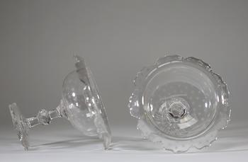 Paire de drageoirs en cristal taillé et gravé, reposant sur un piédouche à pans coupés, la coupe à bord contourné ornée d’un décor d’étoiles gravées