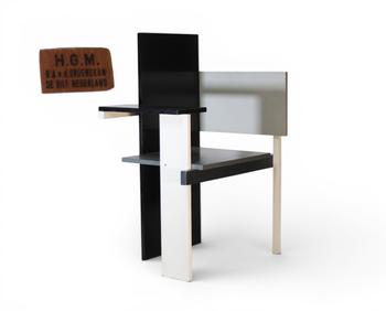 GERRIT THOMAS RIETVELD (1888-1964), chaise ? Berlin ?, modèle créé en 1923, structure en bois peint noir, blanc et gris à composition géométrique asym