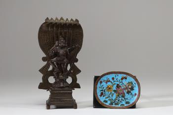 Asie, XIXe siècle, lot comprenant une statuette en bois sculpté représentant une divinité hindoue sous un naga à plusieurs têtes, reposant sur une bas