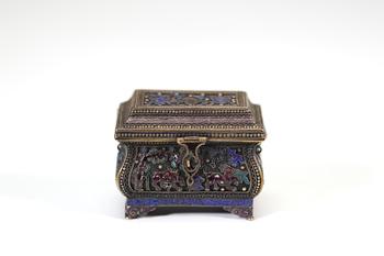 Bo?te à grillons de forme rectangulaire légèrement galbée en argent travaillé en filigrane, ornée d’un riche décor d’émaux polychromes, Chine, XIXe