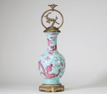 Vase balustre en porcelaine de la famille rose, Chine, à décor de dragons pourpres poursuivant la perle sacrée parmi des nuées stylisées sur fond turq