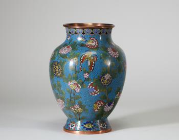 Vase en émaux cloisonnés sur cuivre, Chine, XIXe siècle, de forme balustre, à décor polychrome de pivoines, chrysanthèmes et papillons sur fond bleu t