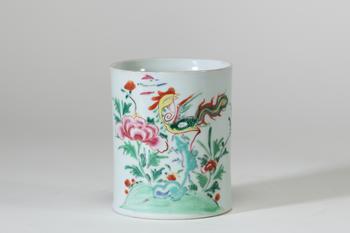 Porte-pinceaux en porcelaine famille rose, Chine, de forme cylindrique, décoré d’un phénix parmi des pivoines et branchages fleuris dans des émaux po
