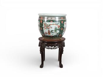 Chine, très grand cache-pot dit ? aquarium ? en porcelaine de la famille verte, de forme légèrement évasée, décoré en émaux polychromes de scènes de p