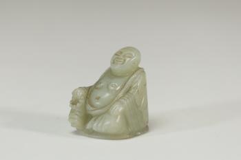 A white jade figure of a seated Budai, Qing dynasty
Etat : bon
Hauteur : 4,8 cm 
Largeur : 4 cm
Poids : 108,9 grs