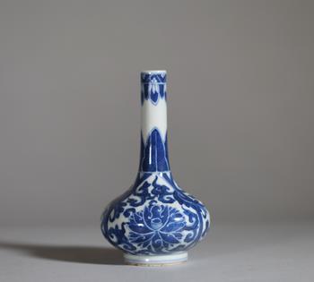 Chine, vase en porcelaine bleu et blanc de forme bouteille à panse globulaire et long col cylindrique légèrement évasé, à décor peint en cobalt sous c