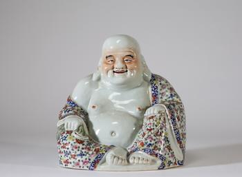 CHINE, fin du XIXe siècle. Important sujet en porcelaine de la famille rose représentant un bouddha rieur assis, vêtu d’une ample robe entièrement or