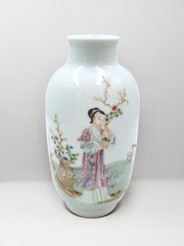 民國(guó)  粉彩麻姑獻(xiàn)壽瓶