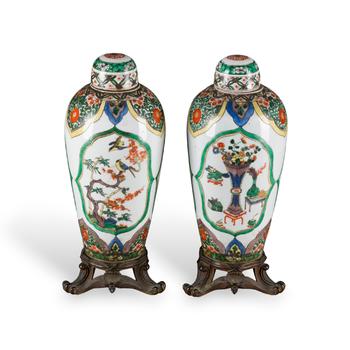 EIN PAAR FAMILLE-VERTE-VASEN MIT BRONZEMONTIERUNG