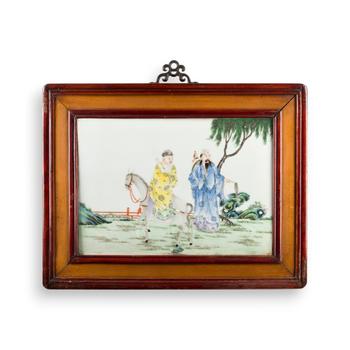 EINE FAMILLE-ROSE-PORZELLANPLAKETTE MIT FIGURENDARSTELLUNG