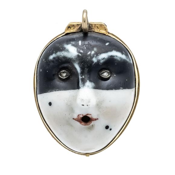 Historia AuktionshausMedallion pendant GG 700/000, opens