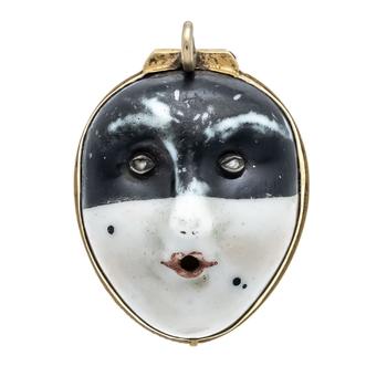 Medallion pendant GG 700/000, opens