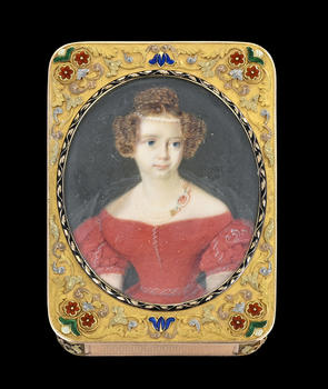 Tabatière 3 ors et émail avec un portrait en miniature, Hanau XIXe s., la miniature d'une princesse en robe rouge circa 1840<br><br><i>Tricolour gold and enamel snuff box, probably Hanau, 19th century</i>