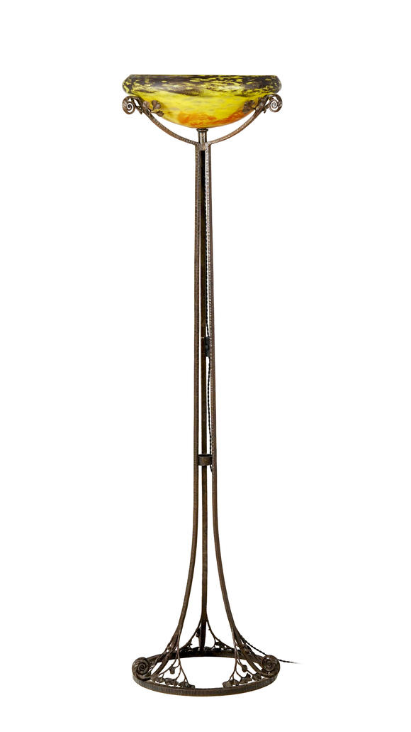 Piguet - H?tel des VentesLampadaire d'époque Art Déco par Edgar Brandt (1880-1960), en fer forgé ciselé et martelé, coupe en verre marmoréen, h. 180 cm