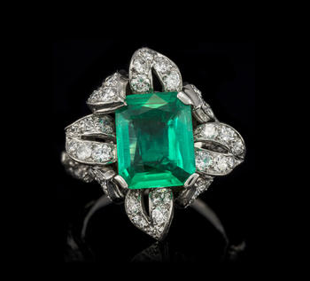 Sterlé, bague années 1950 platine sertie de diamants et centrant une émeraude colombienne, traitement mineur à l'huile, rapport GGTL