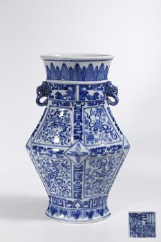 青花八寶紋菱形雙耳尊