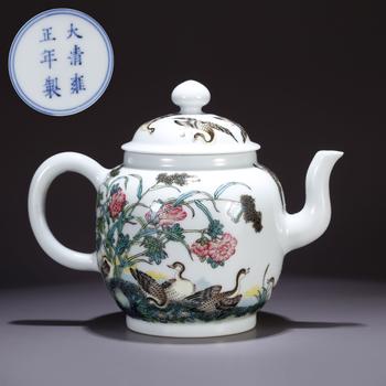粉彩花卉紋執(zhí)壺