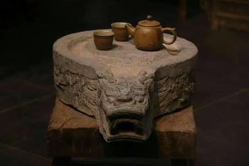 青石獸頭茶臺水流（茶具為拍攝道具）