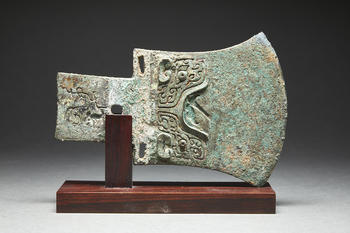 HACHE ARCHA?QUE "YUE" en bronze de patine verte rehaussé d'azurite, la lame, quadrangulaire en partie haute, s'évasant vers le bas...
