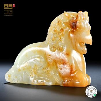 明 白玉紅沁獅鷲神獸