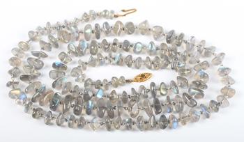 A single row necklace of graduated labradorite beads on a 9ct gold o