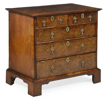A WILLIAM III WALNUT AND BURR WALNUT CHEST OF DRAWERS, CIRCA 1700