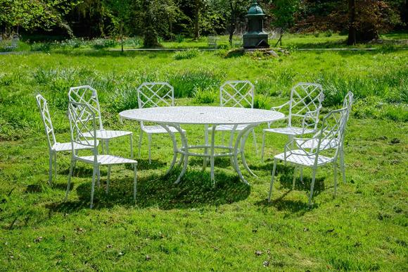 Dreweatts|精美家具、雕塑、地毯、陶瓷和藝術(shù)品-Watts 1874A WHITE PAINTED ALUMINIUM FAUX BAMBOO GARDEN SUITE, BY NEWELL, CIRCA 1983