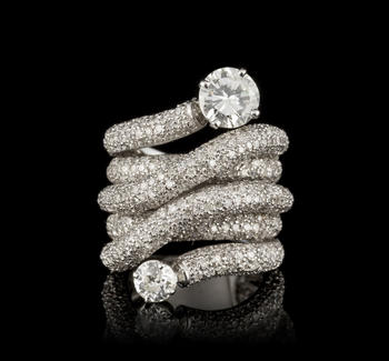 Bague or gris 750 stylisant un serpent s'enroulant autour du doigt entièrement pavé de diamants taille brillant