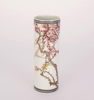 田鶴仙  粉彩梅花紋筆筒