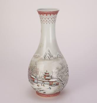 余文襄  粉彩雪景琵琶瓶