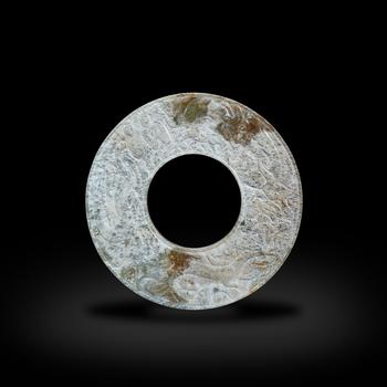 戰(zhàn)國青玉淺浮雕神人舞龍玉環(huán)