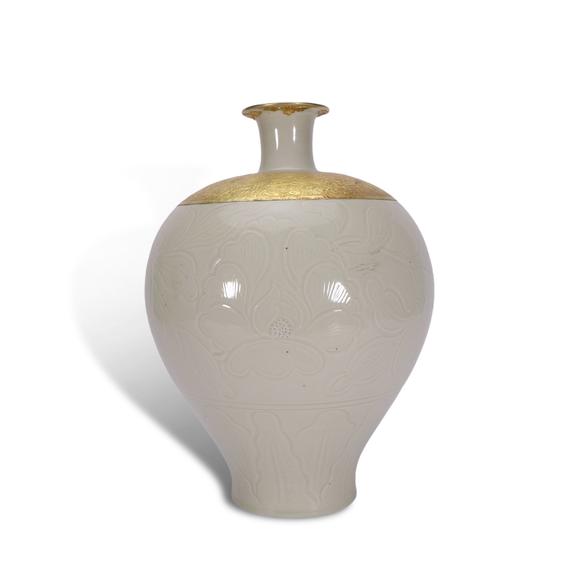 春和美術(shù)宋 鎏金鑲嵌定窯白釉花卉紋瓶